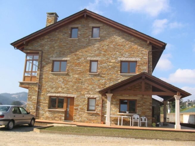 Casa con piedra rústica cuarcita. Decorada con piedra y madera. Piedra Astúrias