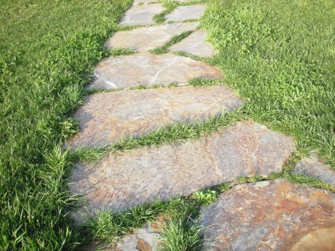 Planchón en camino jardín