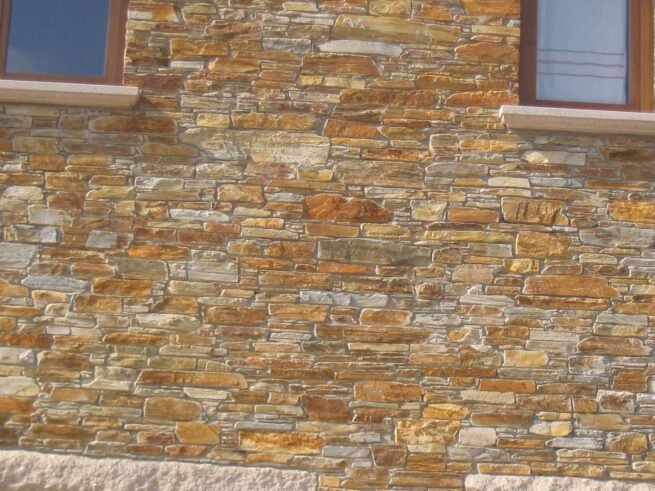 Detalle de pared de casa con piedra cuarcita en taco. Piedra Galicia venta directa