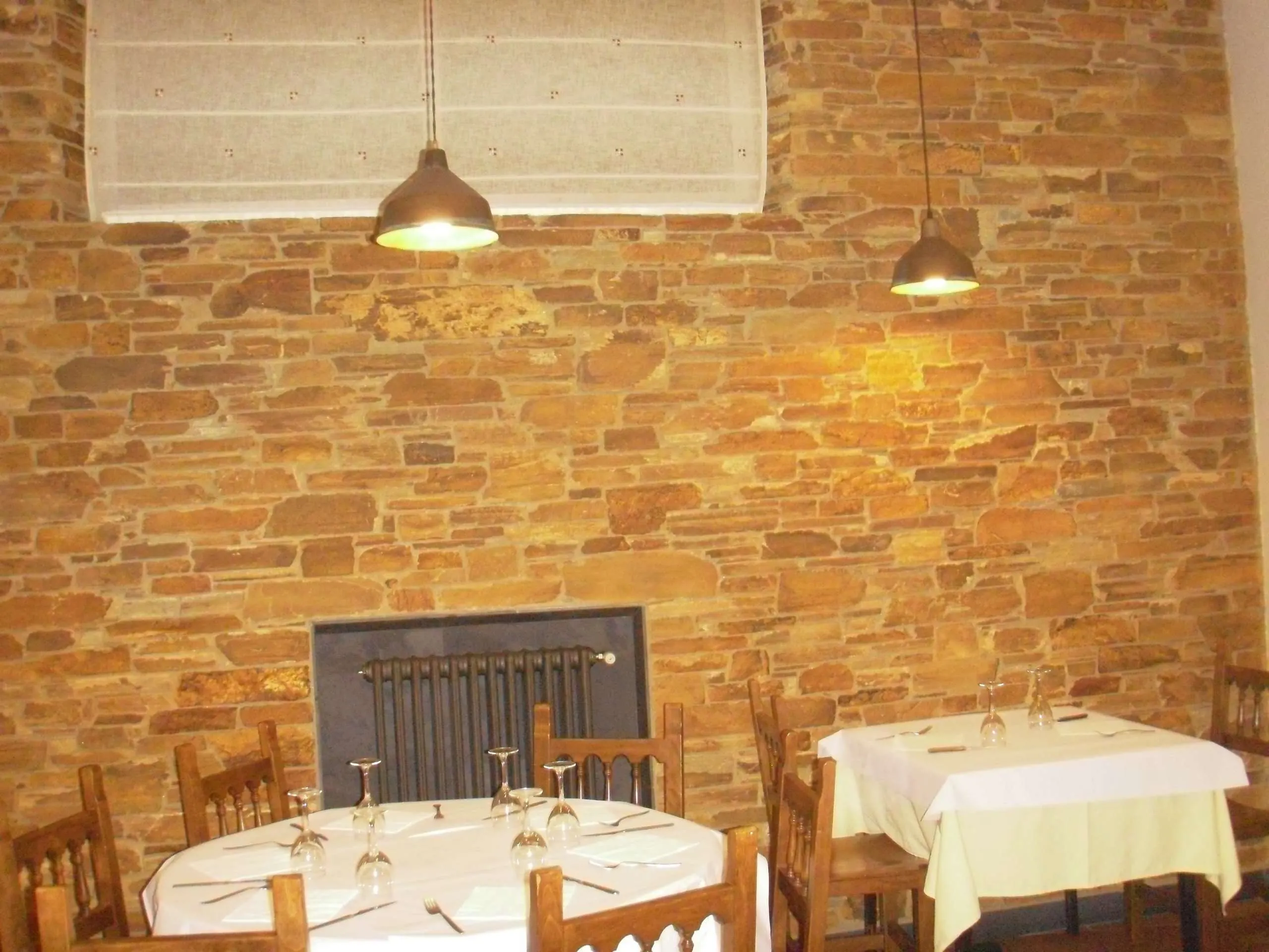 Restaurante rústico decoración con piedra cuarcita en Lugo, Galicia