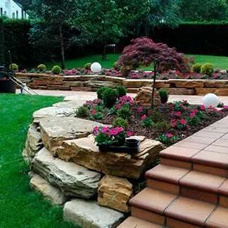 Diseño jardín moderno con piedra escollera