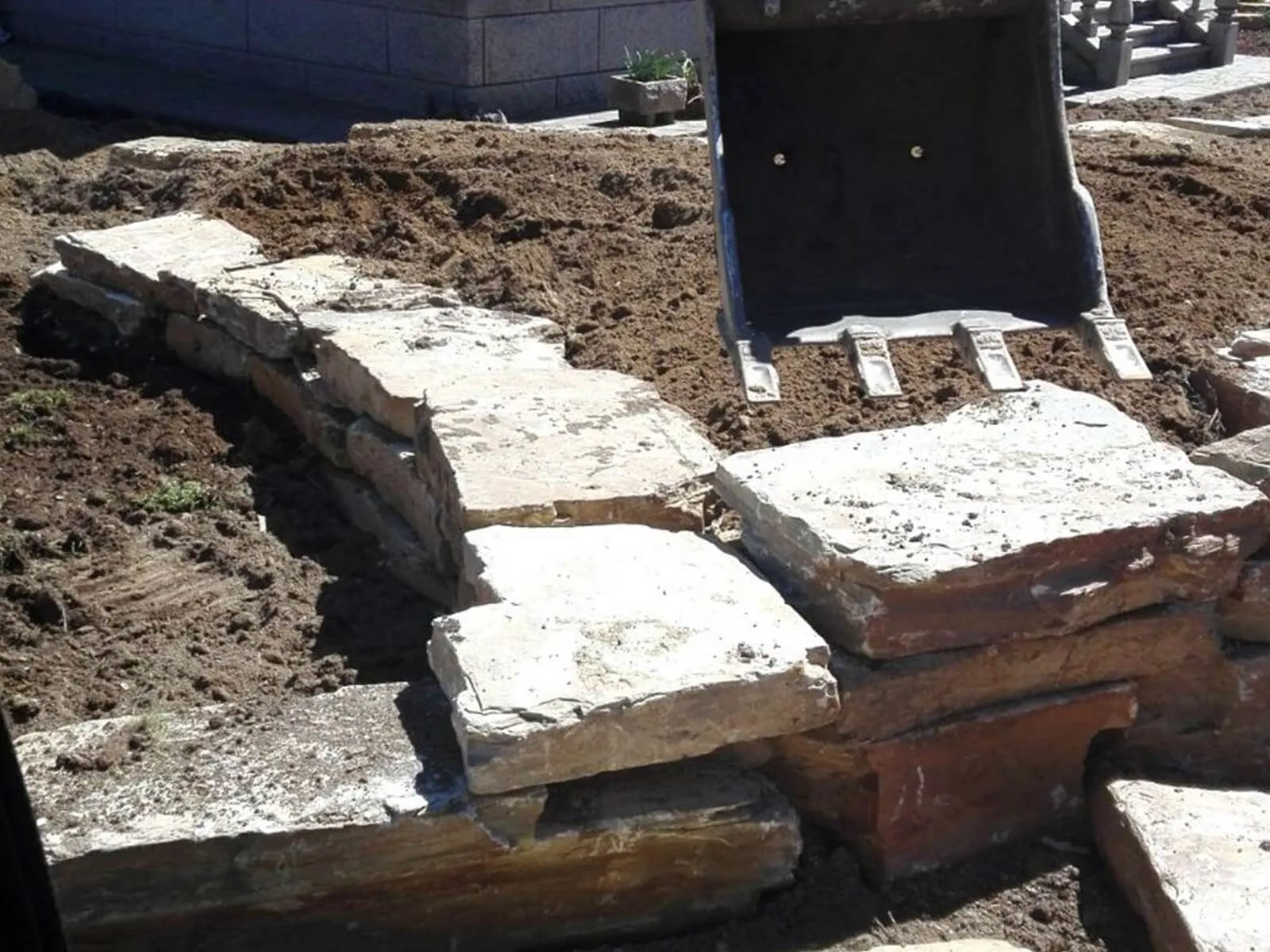 Escollera, necesita una pluma para su colocación.