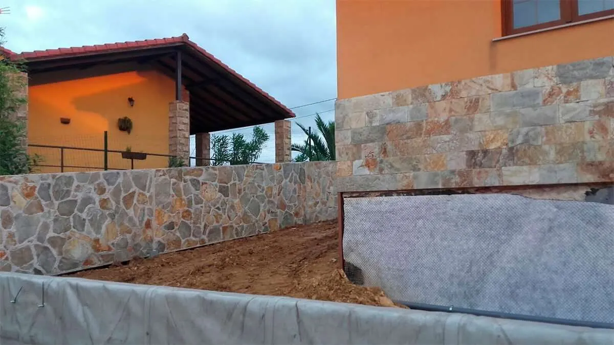 Piedra cuarcita en laja fina, colocada en pared.