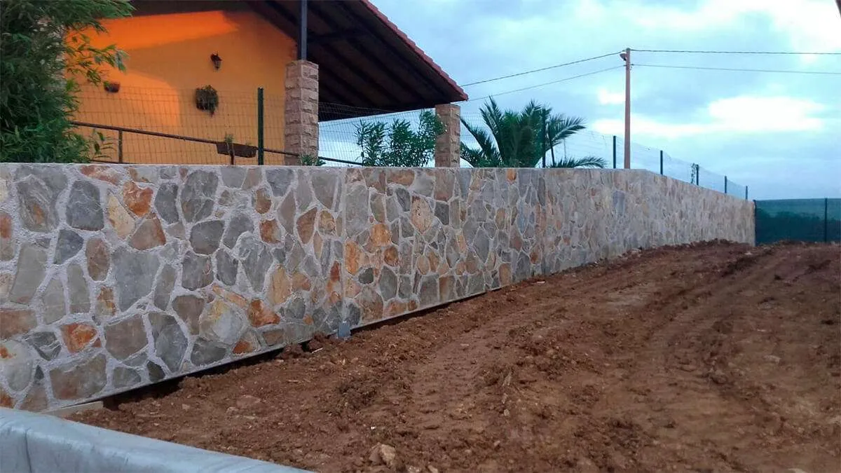 Piedra cuarcita en laja, colocada en pared.