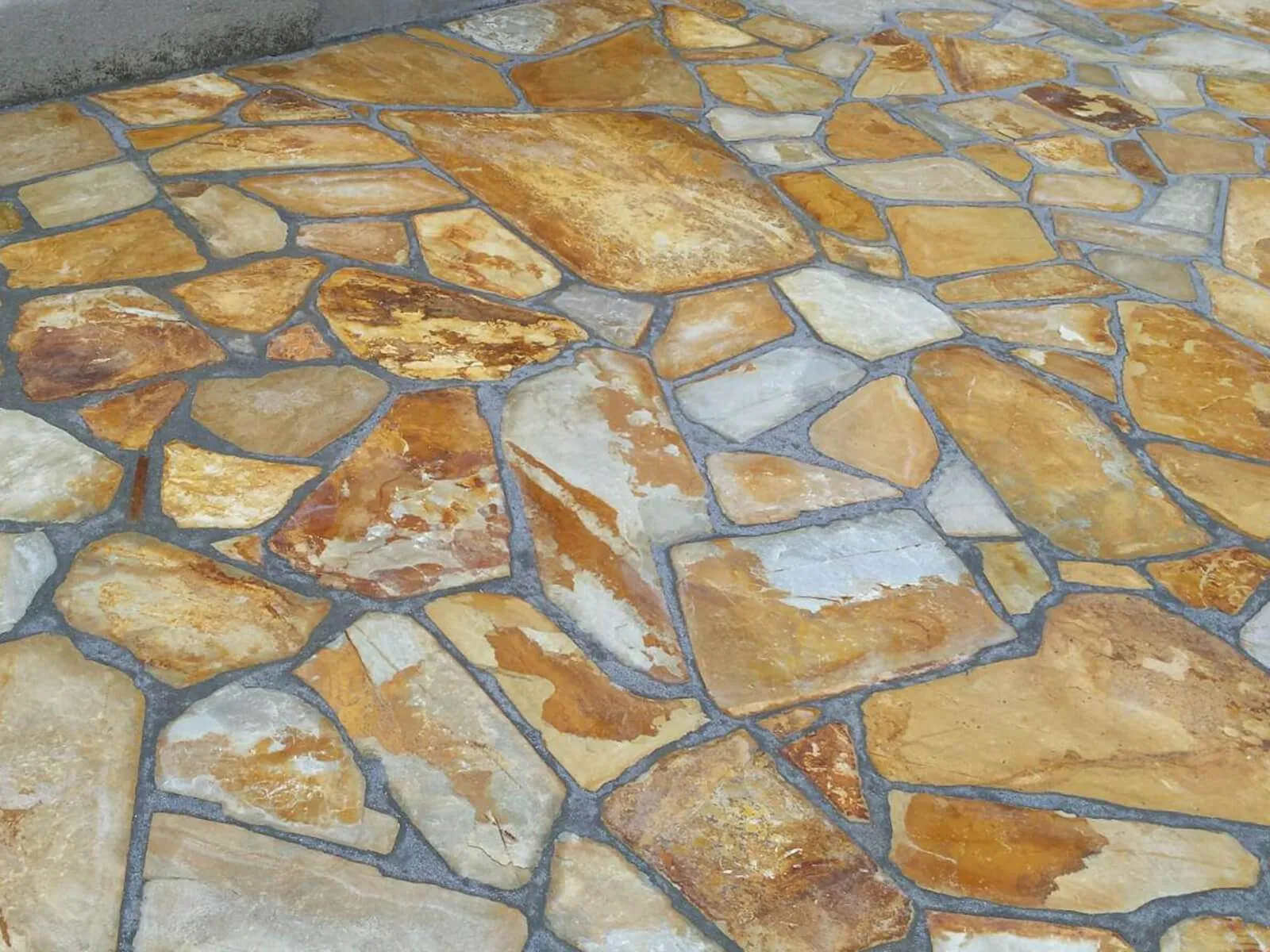 Laja gruesa, colocación en suelo, planchón.