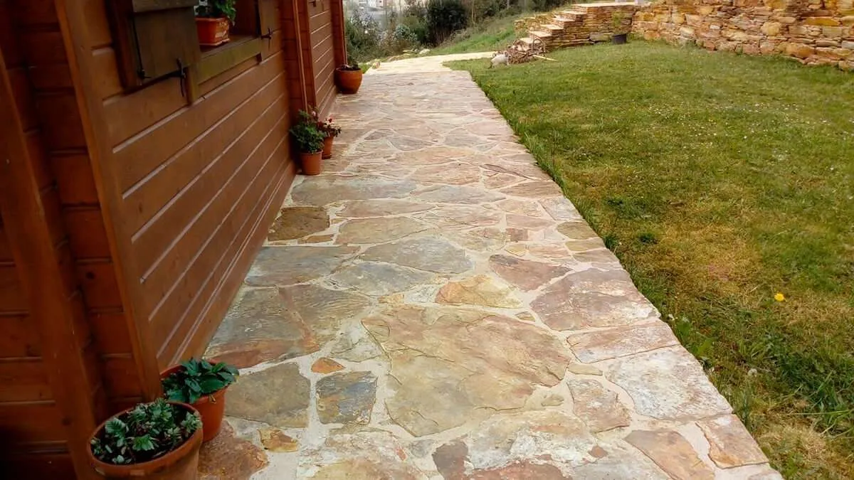 Planchón, laja gruesa puesta en el suelo.