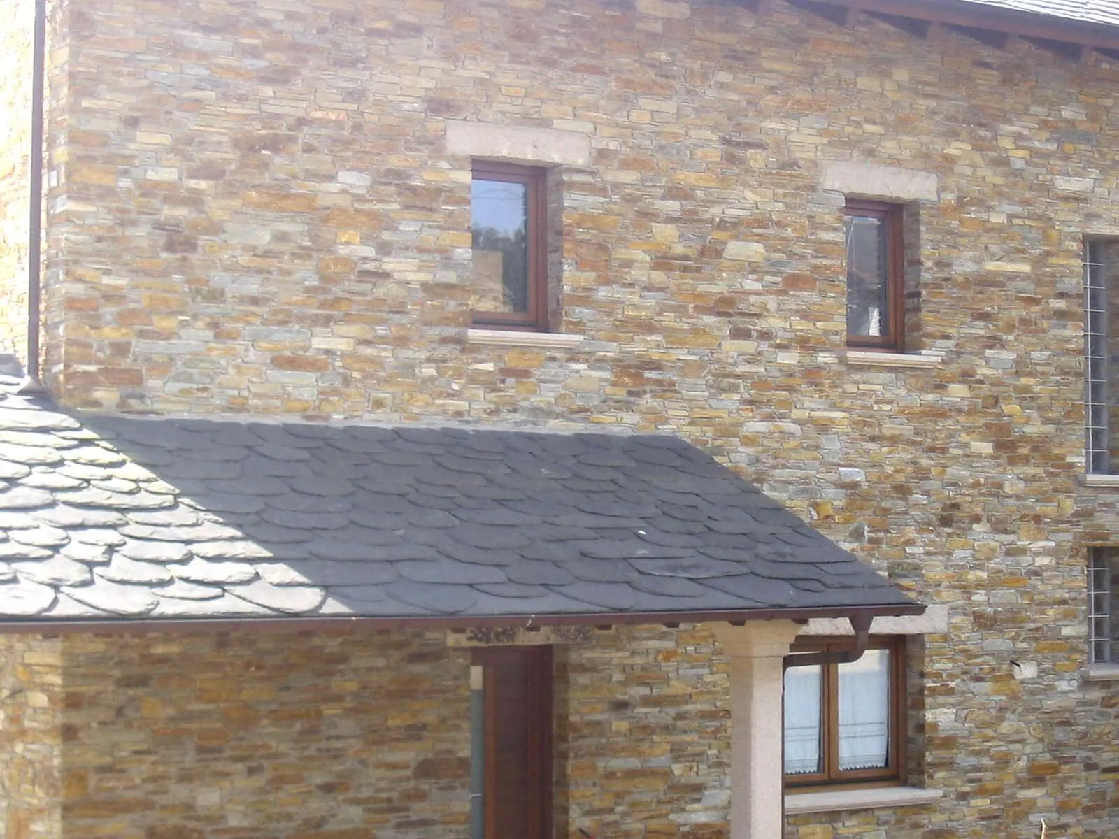 Casa hecha en taco, techo de pizarra.